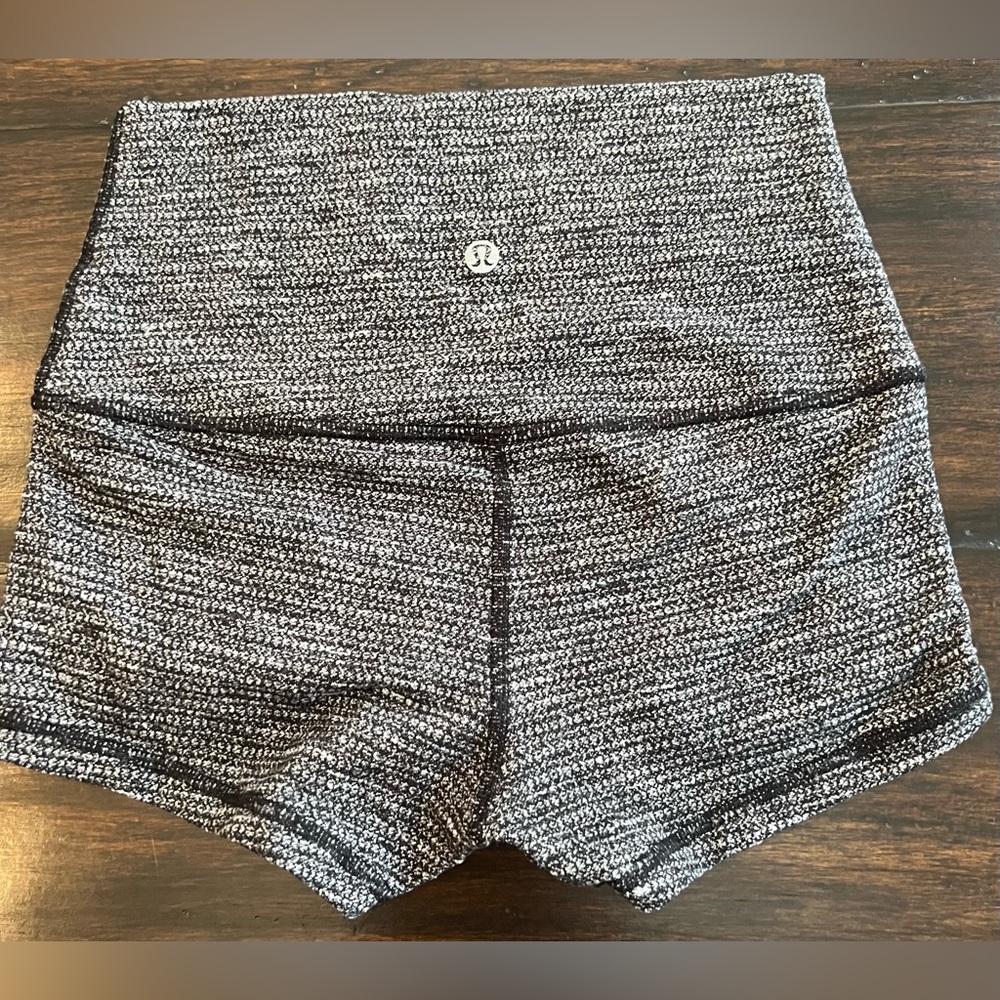 Lululemon Boogie Short (Roll Down) in Coco Pique Black White - size 2 - Picture 3 of 4